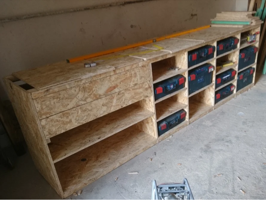 Werkbank aus Holz mit Schubladen
