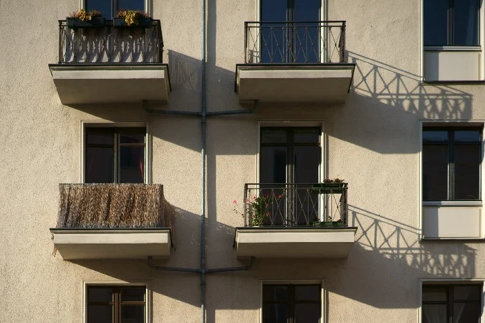 Fassade eines Hauses mit Balkonen