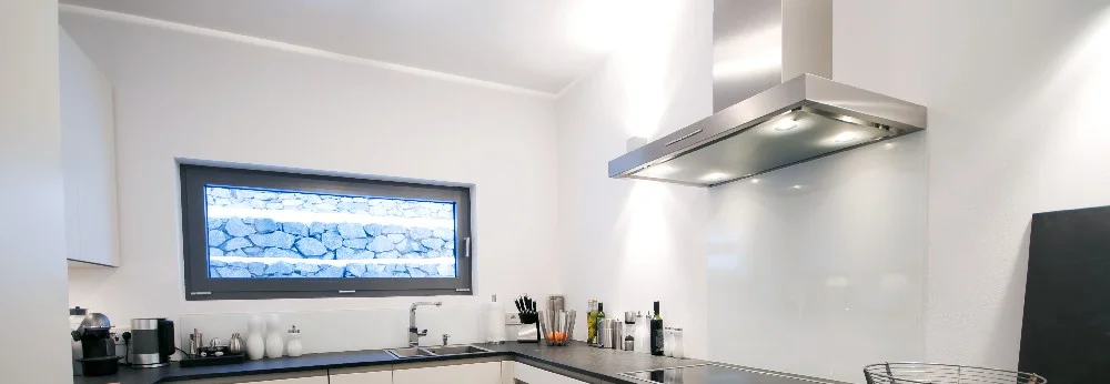 Moderne Küche mit Dunstabzugshaube
