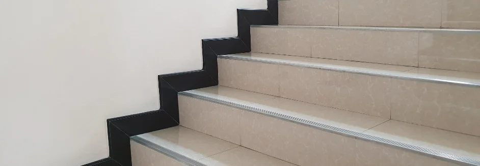 Elegante Fliesentreppe mit schwarzen Kanten