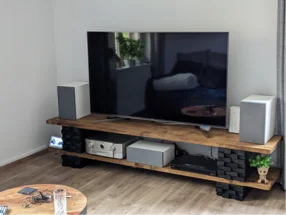 Fernseher auf einem TV-Lowboard mit Lautsprechern