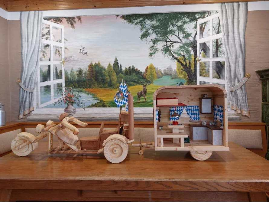 Spielzeug-Motorrad mit Wohnwagen aus Holz