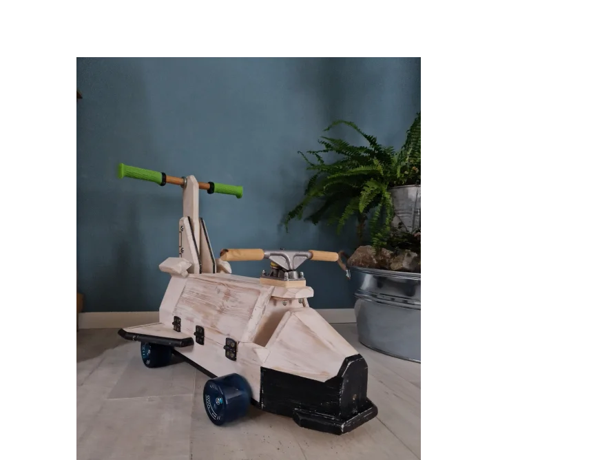 Spielzeug-Raumschiff aus Holz