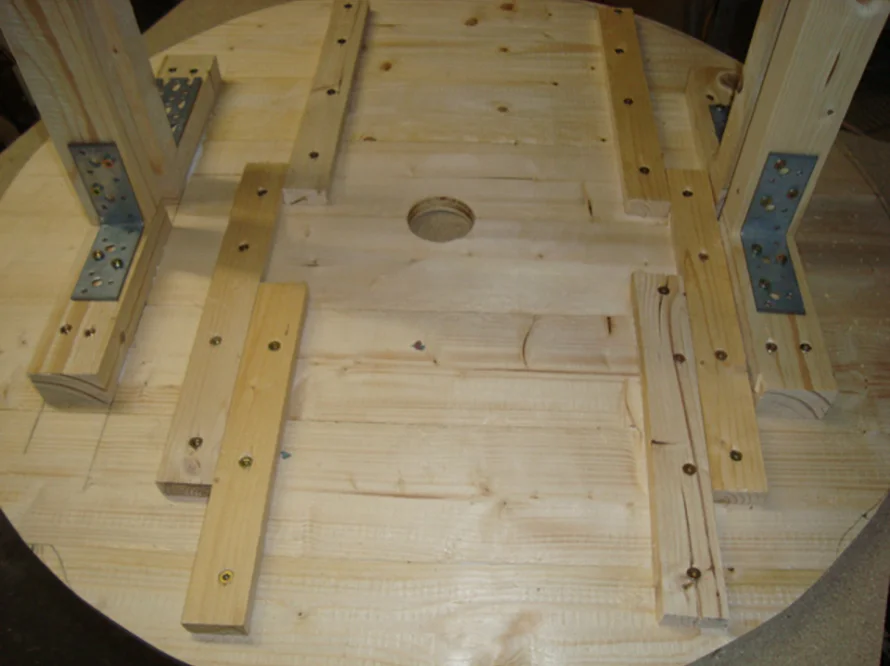 Holztischplatte mit Unterkonstruktion