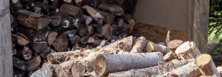 Scheitofenfertiges Brennholz in einer Schubkarre