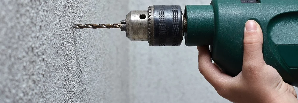 Hand bedient Bohrmaschine an Wand
