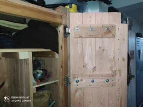 Offene Holztür mit Scharnieren