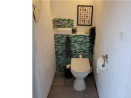 Toilette mit Waschbecken
