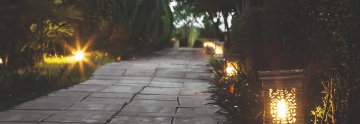 Beleuchteter Steinweg im Garten