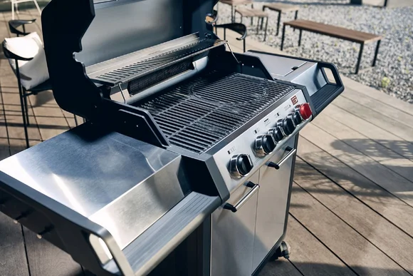 Gasgrill mit geöffnetem Deckel