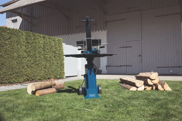 Holzspalter im Garten