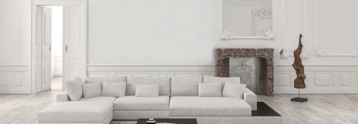 Ein weißes Wohnzimmer mit einem großen Sofa