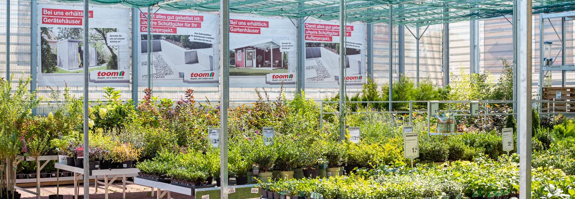 Gartencenter mit Pflanzen und Werbeschildern