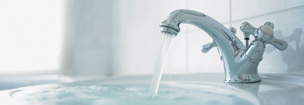Wasserhahn mit laufendem Wasser