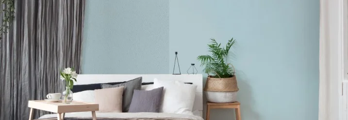 Helles Schlafzimmer mit Bett und Beistelltisch