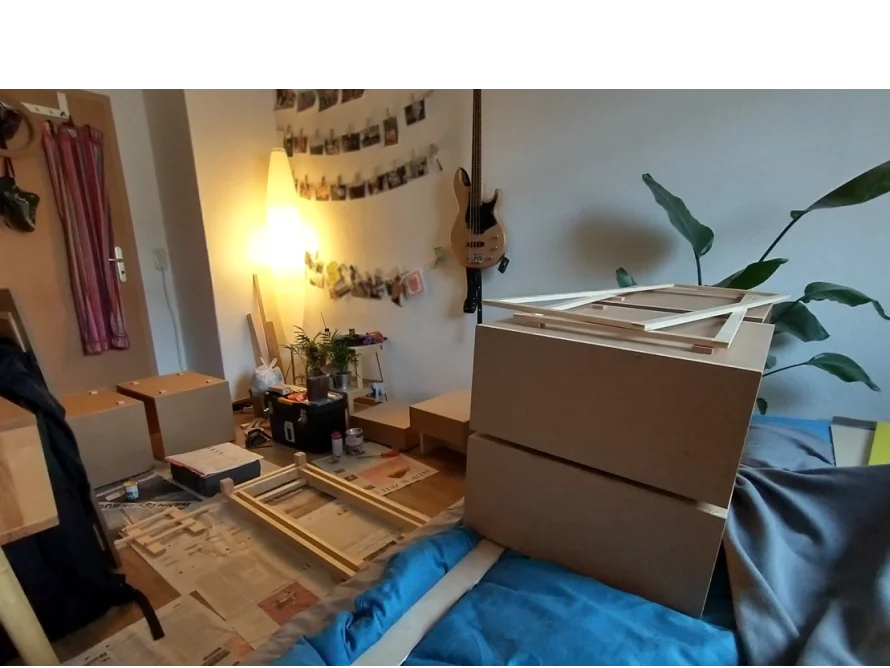 Zusammenbau von Holzmöbeln in einer Wohnung.