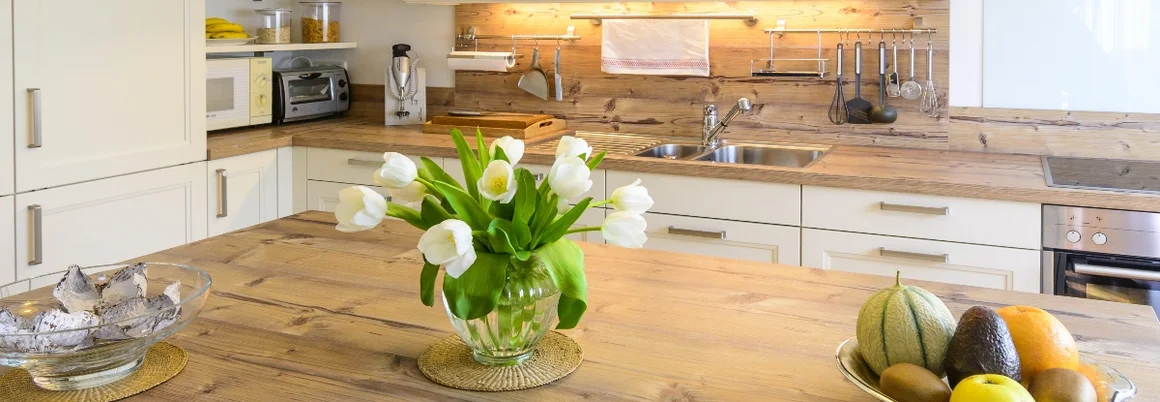 Moderne Küche mit Holzarbeitsplatte und Blumen