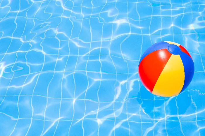 Bunter Strandball im blauen Pool