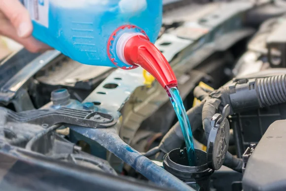 Flüssigkeit wird in Auto eingefüllt