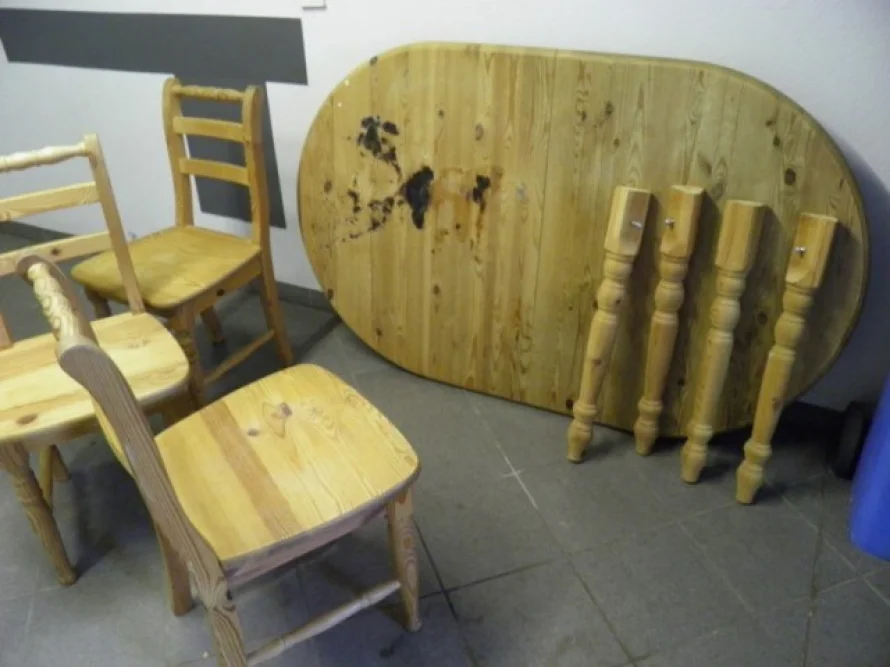 Zerlegter Holztisch mit vier Stühlen