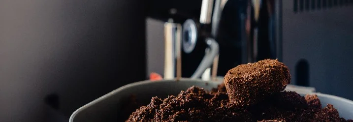 Kaffeepulver in einem Behälter