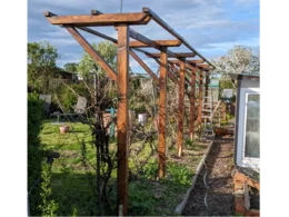 Rankgerüst aus Holz in einem Garten