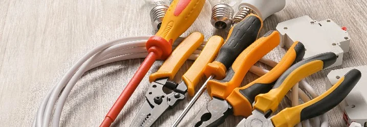 Werkzeug und Leuchtmittel liegen auf einem Tisch