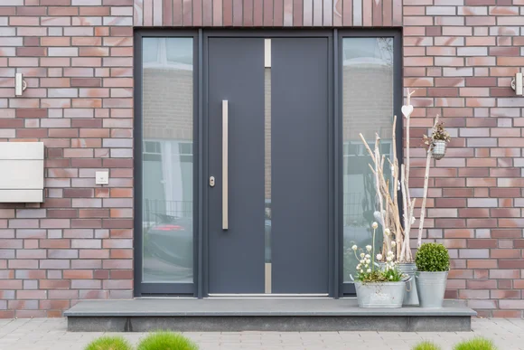 Moderne anthrazitfarbene Haustür mit Glas