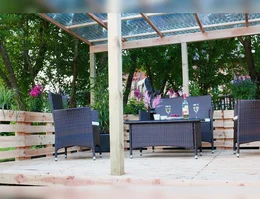 Gartenmöbel auf Terrasse mit Überdachung