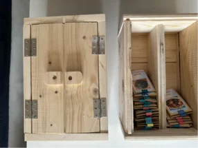Zwei Holzkisten mit Samentüten