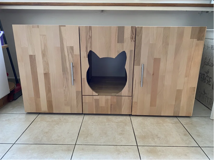Holzschrank mit Katzeneingang