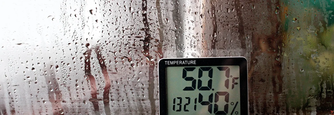 Digitales Thermometer auf Fensterbank