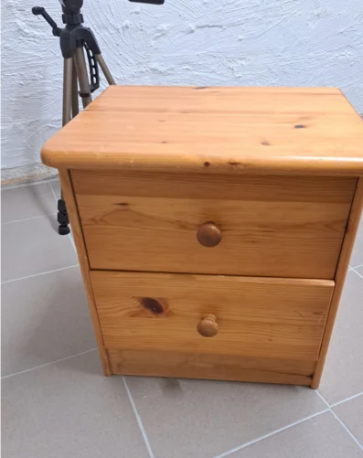 Holzkommode mit zwei Schubladen