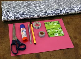 Bastelmaterial auf einem Tisch