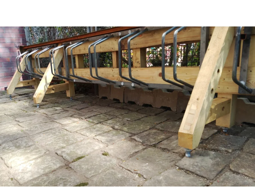 Leerer Fahrradständer aus Holz und Metall