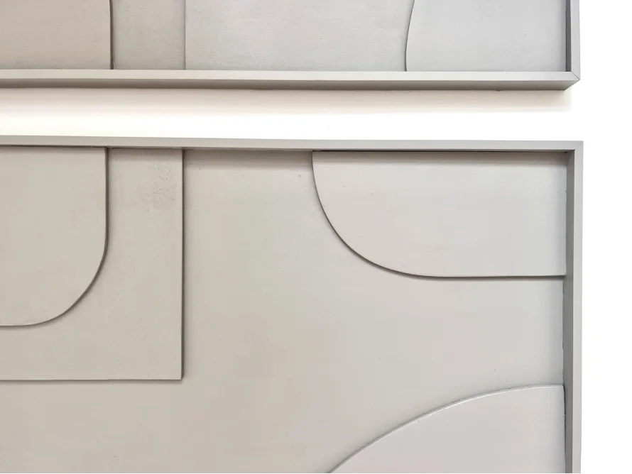 Abstrakte Holzkunst mit geometrischen Formen