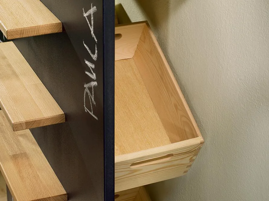 Holzregal mit Schiefertafel