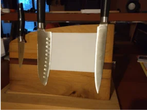 Drei Messer auf einem Messerblock
