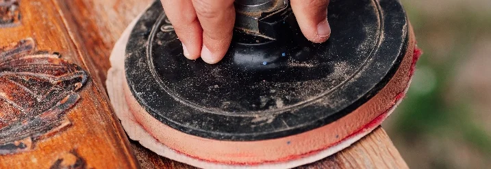 Hand schleift Holz mit Schleifmaschine