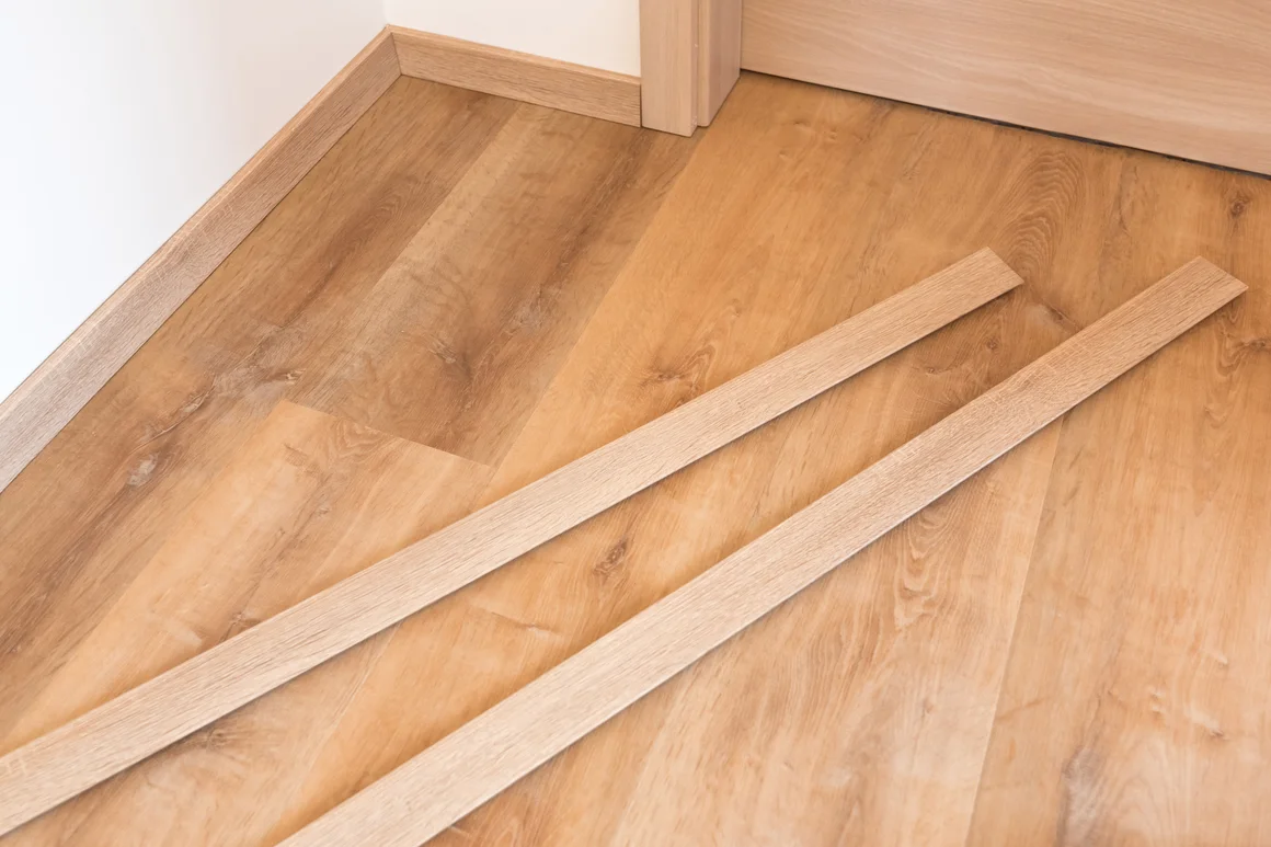 Sockelleisten auf hellem Holzboden