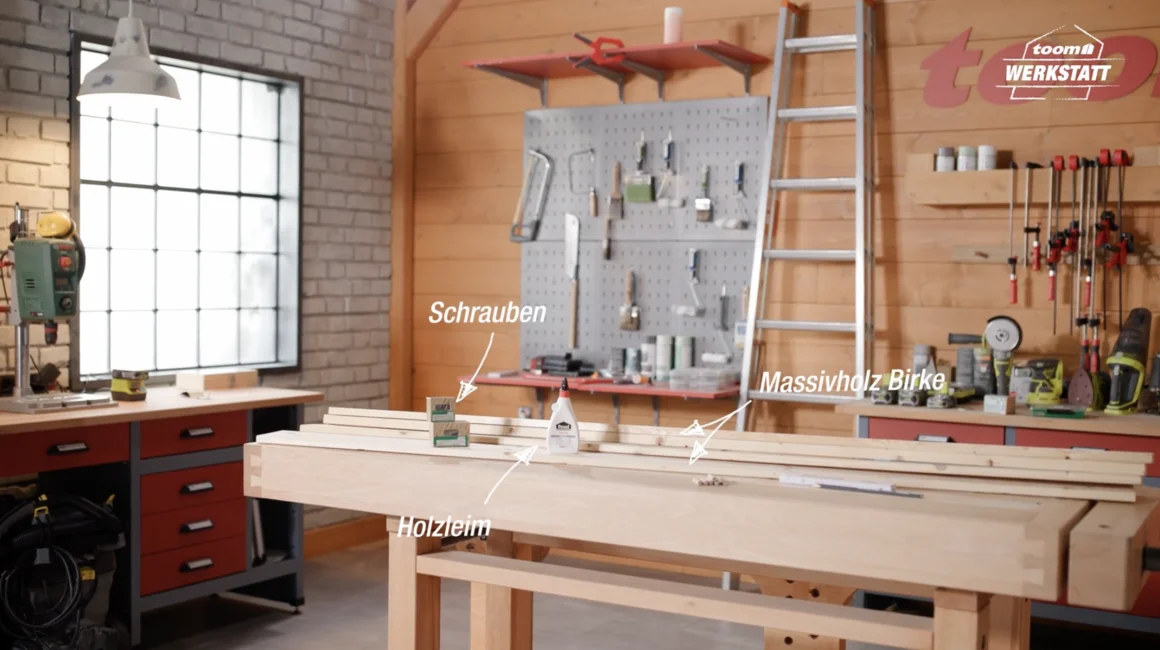 Werkbank mit Holz und Werkzeug