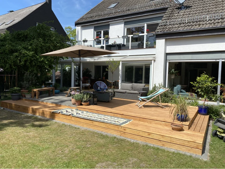Holzterrasse mit Gartenmöbeln