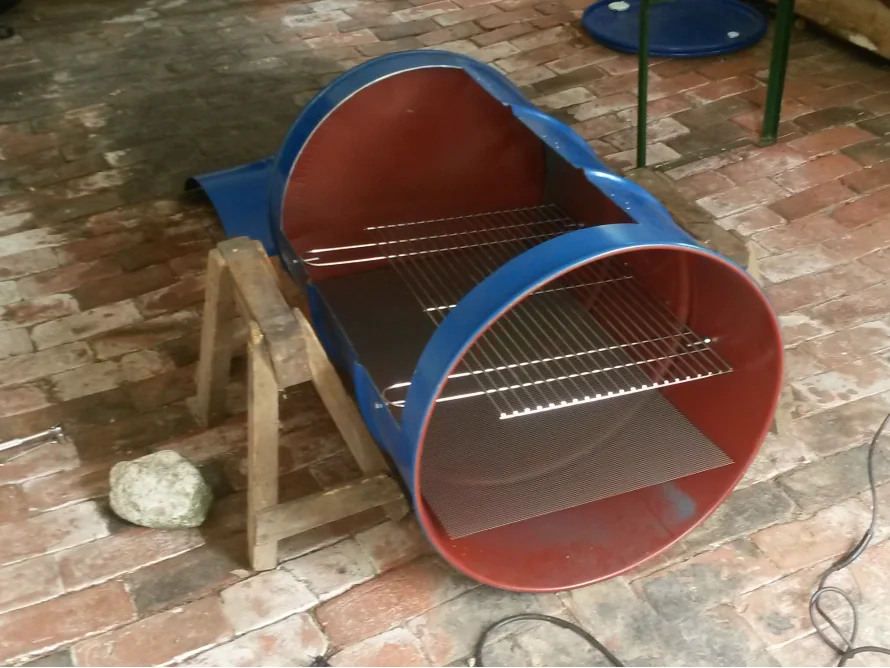 Selbstgebauter Grill aus einer Tonne