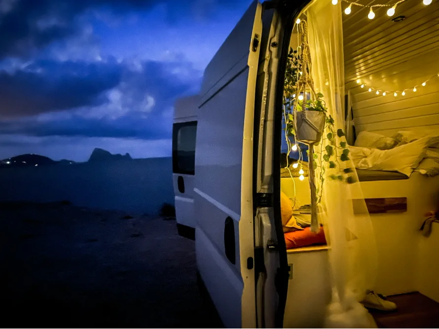 Gemütlicher Camper mit Blick aufs Meer
