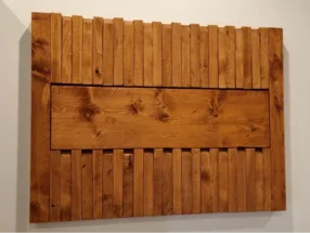 Holzverkleidung aus vertikalen Brettern