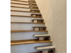 Eine Holztreppe wird renoviert.