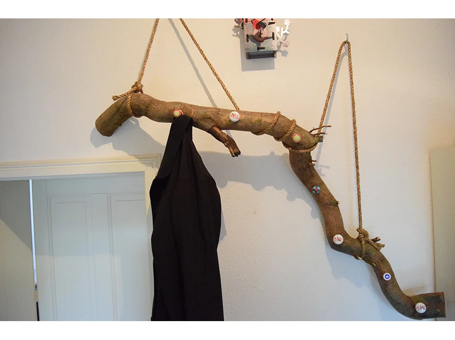 Garderobe aus einem Ast