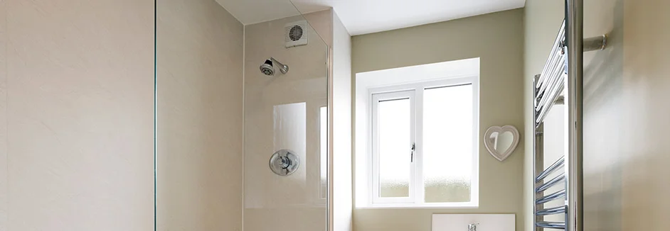 Moderne Dusche mit Glaswand