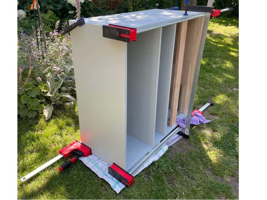 Schrank mit Schraubzwingen im Garten