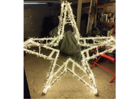 Weihnachtsstern aus Holzlatten mit Lichterkette